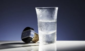 Водка не должна быть ледяной. Охлаждённой, да, но не ледяной. Вымораживают лишь плохую водку. 
Самое классное - это водка из холодильника, а вот рюмки - из морозилки. В такую наливаешь, она запотевает.. Красота