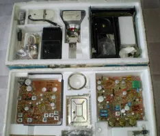 А почему вы не приводите в пример телевизор, который можно было собрать?
Из комплекта собирался именно телевизор! И это не было "радиоконструктором", хоть из деталей можно было и приёмник сбацать! Он назывался "телеконструктор"!!!