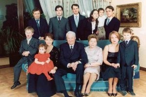 А вот у семьи Бени-бухарика все хорошо. Все живут в достатке и богатстве, все счастливы.