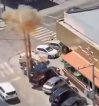 Не высоковольтная. Киловольт 10-11, скорее всего. Там, похоже, на столбе справа трансформатор висит.  С американов слизано.