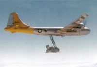 Истребитель McDonnell FX-85 "Goblin" стартует с бомбардировщика Boeing EB-29 "Monstro".