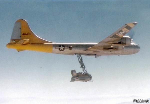 Истребитель McDonnell FX-85 "Goblin" стартует с бомбардировщика Boeing EB-29 "Monstro".