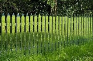 "Очень необычный вариант   зеркальный забор. Это то удивительное ограждение, которое будет максимально сливаться с окружающей средой."

Это под каким углом смотреть. Под большинством углов в солнечную погоду он будет сверкать на километр....