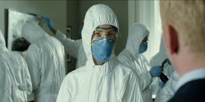 Вряд ли вы заметили, но человек который спит уткнувшись головой в картину - Джо Байден.