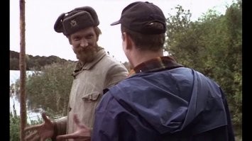 Мужик, дай рыбки: голодная лосиха застала рыбака врасплох