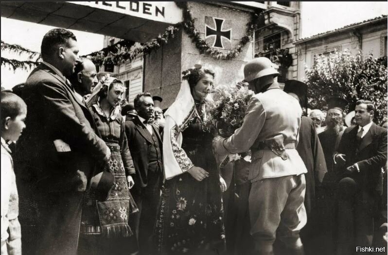 Официально Югославия воевала с СССР. 25 марта 1941 года правительство Югославии во главе с Драгишей Цветковичем, премьер-министром страны, и министром иностранных дел Александаром Цинцаром-Марковичем подписало договор о присоединении Югославии к Тройственному пакту стран «оси». в Сербии правительством Милана Недича был создан Сербский добровольческий корпус войск СС, командовал которым сербский генерал Константин Мушицкий. в Югославии много народа было против и они ушли к партизанам к Тито, и сербы, и хорваты, и словаки, и македонцы, но далеко не все. как только Тито умер, Югославия отвернулась от СССР и потом от РФ. Как только СССР ослаб и распался, все они наперегонки вступили в НАТО. а фото? набираете в гугле - жилели Будапешта, Вены, Белграда и тп встречают немецких солдат