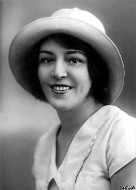 Вероика Тушнова "Кукла". (1943 г.)

Много нынче в памяти потухло,
а живет безделица, пустяк:
девочкой потерянная кукла
на железных скрещенных путях.

Над платформой пар от паровозов
низко плыл, в равнину уходя...
Теплый дождь шушукался в березах,
но никто не замечал дождя.

Эшелоны шли тогда к востоку,
молча шли, без света и воды,
полные внезапной и жестокой,
горькой человеческой беды.

Девочка кричала и просила
и рвалась из материнских рук, 
показалась ей такой красивой
и желанной эта кукла вдруг.

Но никто не подал ей игрушки,
и толпа, к посадке торопясь,
куклу затоптала у теплушки
в жидкую струящуюся грязь.

Маленькая смерти не поверит,
и разлуки не поймет она...
Так хоть этой крохотной потерей
дотянулась до нее война.

Некуда от странной мысли деться:
это не игрушка, не пустяк, 
это, может быть, обломок детства
на железных скрещенных путях.