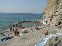 В Греции, на острове Кос, есть сероводородный источник почти горячей воды, бьющей из скал и стекающий прямо в Эгейское море. Люди с помощью камней отгородили часть моря , создали, некоторым образом, "замкнутый" бассейн. И туристы с большим удовольствием принимают эти тёплые сероводородные ванны.
Запах вокруг "озерца" весьма чувствителен.
Серебряные украшения после купания в нём приобретают бронзовый оттенок.