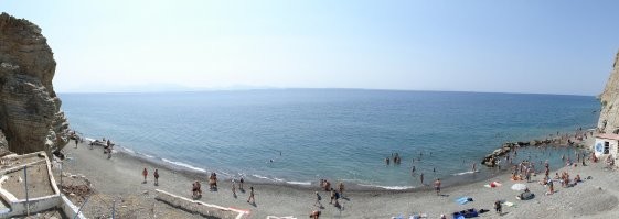 В Греции, на острове Кос, есть сероводородный источник почти горячей воды, бьющей из скал и стекающий прямо в Эгейское море. Люди с помощью камней отгородили часть моря , создали, некоторым образом, "замкнутый" бассейн. И туристы с большим удовольствием принимают эти тёплые сероводородные ванны.
Запах вокруг "озерца" весьма чувствителен.
Серебряные украшения после купания в нём приобретают бронзовый оттенок.