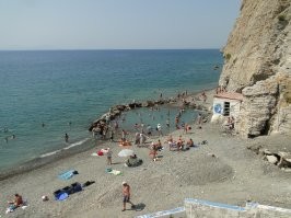 В Греции, на острове Кос, есть сероводородный источник почти горячей воды, бьющей из скал и стекающий прямо в Эгейское море. Люди с помощью камней отгородили часть моря , создали, некоторым образом, "замкнутый" бассейн. И туристы с большим удовольствием принимают эти тёплые сероводородные ванны.
Запах вокруг "озерца" весьма чувствителен.
Серебряные украшения после купания в нём приобретают бронзовый оттенок.