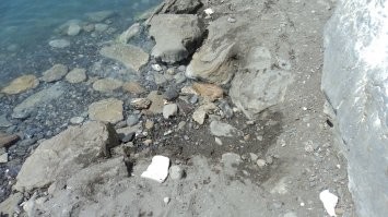 В Греции, на острове Кос, есть сероводородный источник почти горячей воды, бьющей из скал и стекающий прямо в Эгейское море. Люди с помощью камней отгородили часть моря , создали, некоторым образом, "замкнутый" бассейн. И туристы с большим удовольствием принимают эти тёплые сероводородные ванны.
Запах вокруг "озерца" весьма чувствителен.
Серебряные украшения после купания в нём приобретают бронзовый оттенок.