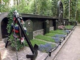 Капитан 1 -го ранга Николай Владимирович Затеев на Кузьминском кладбище около могилы членов экипажа К-19 погибших при аварии 4 июля 1961.