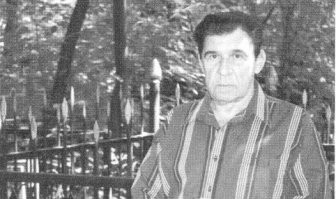 Капитан 1 -го ранга Николай Владимирович Затеев на Кузьминском кладбище около могилы членов экипажа К-19 погибших при аварии 4 июля 1961.