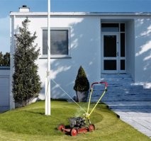 Это так не работает. Газонакасилка не будет поворачивать с помощью верёвки. Просто поедет прямо. Думаю если у правого переднего колеса её прицепить, то может кое-что и получидся. Но что-то мне подсказвает, что даже так не будет работать.