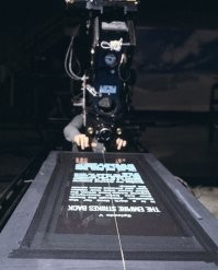 Знаменитые лазерные мечи   еще один безупречно сделанный спецэффект. При съемках использовали деревянные палки, покрытые светоотражающим составом, таким же, как на дорожных знаках. Потом на реальные кадры наложили нарисованное вручную свечение и вспышки при столкновении «клинков», а звуковые эффекты довершили иллюзию.
В роботах были живые люди, а у песчаных глайдеров снизу было приделано зеркало, создавалась иллюзия как в фокусе со столом из которого можно было извлечь что-нибудь.
Даже титрам досталось