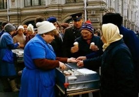 Какое восхитительное мороженое-пломбир за 20 копеек, в вафельных стаканчиках, там продавалось!
