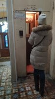 Ничего удивительного. На фото лифт в одном из старых домов Санкт-Петербурга. Грузоподъемность 240 кг. В эту дверь я смогу войти только боком, скорее даже протиснуться. Но... Лучше плохо ехать, чем хорошо идти, особенно по лестнице.