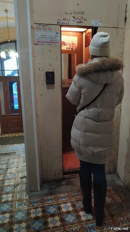 Ничего удивительного. На фото лифт в одном из старых домов Санкт-Петербурга. Грузоподъемность 240 кг. В эту дверь я смогу войти только боком, скорее даже протиснуться. Но... Лучше плохо ехать, чем хорошо идти, особенно по лестнице.