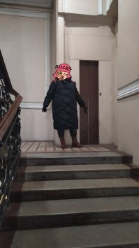 Ничего удивительного. На фото лифт в одном из старых домов Санкт-Петербурга. Грузоподъемность 240 кг. В эту дверь я смогу войти только боком, скорее даже протиснуться. Но... Лучше плохо ехать, чем хорошо идти, особенно по лестнице.