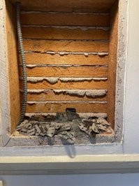 В старинных домах в ванной был ящик в стене как раз для использованных лезвий . В 80тых бабушка и дедушка купили старый дом , я как всегда полез на чердак и слегка офигел от найденого , 3 банки большие пороха , дымный и без дымный , попвый крест 1800 какого то года , 3 малых колокола отлитых где то в царской России и много чего еще , монет много старых нашел .