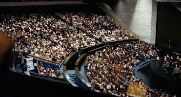 «довод» Нолана. Реально 3000 человек массовки нагнали в зал