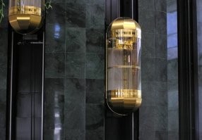 Видели мы этот лифт уже... давно

Это посимпатичнее...