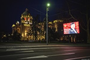 Ничего против сербов лично, у них свои интересы и они успешно их бледут. Но вот непонятна слепая вера в РФ в то, что раз серб - значит это наш. Сербы ВСЕГДА пользовались положением, и во времена СЭВ они небыли в СЭВ а ездили на заработки в Германию, и в новейшее время - например, при приезде китайских "товарищей"  окрашивают столицу в китайские флаги и пишут, что "Сербы и китайцы - братья навечно" или "Спасибо, Брат Си" (пруфы ниже). Большинство сербов сегодня за вступление в ЕС, но не в Евразийский Союз. Да и их премьер-министр Анна Брабич (погуглите) ну никак на "скрепы" не тянет.  Но вот всегда как-то успевают на двух стульях сидеть и раньше и сейчас. И когда с нами общаются, всегда в вечной любви и руским клянутся. И нам тоже говорят, что братья точно также, как и немцам и китайцам. Ну а по фоточке и коменту - так почему они в кафе Цюриха схлестнулись, если правда? А почему не Минска, Астаны или Москвы или Гонк-Гонга? Неужели Раде Станич в Цюрих поехал просто пилоту морду набить?

Ну и фоточки про "наших братьев" и их официоз на их улицах: