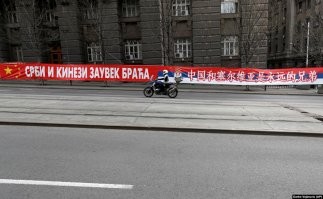 Ничего против сербов лично, у них свои интересы и они успешно их бледут. Но вот непонятна слепая вера в РФ в то, что раз серб - значит это наш. Сербы ВСЕГДА пользовались положением, и во времена СЭВ они небыли в СЭВ а ездили на заработки в Германию, и в новейшее время - например, при приезде китайских "товарищей"  окрашивают столицу в китайские флаги и пишут, что "Сербы и китайцы - братья навечно" или "Спасибо, Брат Си" (пруфы ниже). Большинство сербов сегодня за вступление в ЕС, но не в Евразийский Союз. Да и их премьер-министр Анна Брабич (погуглите) ну никак на "скрепы" не тянет.  Но вот всегда как-то успевают на двух стульях сидеть и раньше и сейчас. И когда с нами общаются, всегда в вечной любви и руским клянутся. И нам тоже говорят, что братья точно также, как и немцам и китайцам. Ну а по фоточке и коменту - так почему они в кафе Цюриха схлестнулись, если правда? А почему не Минска, Астаны или Москвы или Гонк-Гонга? Неужели Раде Станич в Цюрих поехал просто пилоту морду набить?

Ну и фоточки про "наших братьев" и их официоз на их улицах: