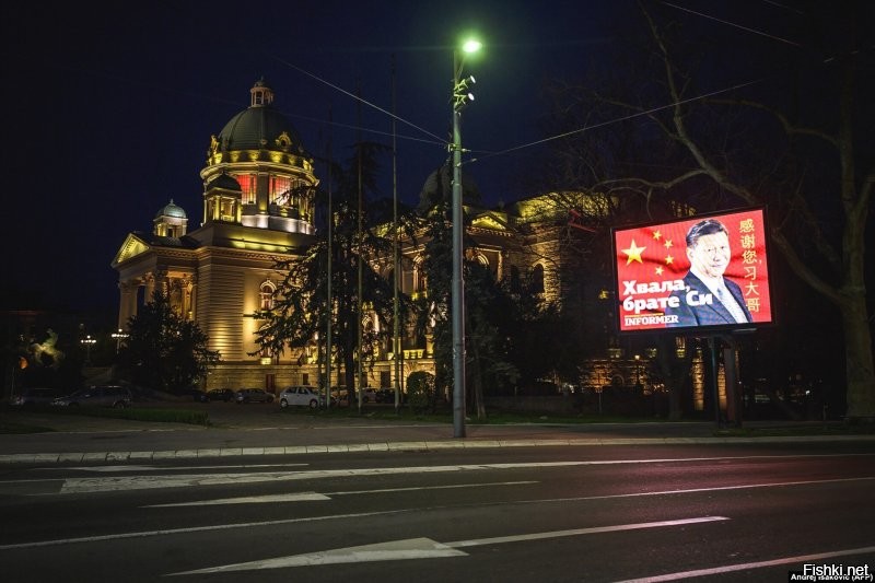 Ничего против сербов лично, у них свои интересы и они успешно их бледут. Но вот непонятна слепая вера в РФ в то, что раз серб - значит это наш. Сербы ВСЕГДА пользовались положением, и во времена СЭВ они небыли в СЭВ а ездили на заработки в Германию, и в новейшее время - например, при приезде китайских "товарищей"  окрашивают столицу в китайские флаги и пишут, что "Сербы и китайцы - братья навечно" или "Спасибо, Брат Си" (пруфы ниже). Большинство сербов сегодня за вступление в ЕС, но не в Евразийский Союз. Да и их премьер-министр Анна Брабич (погуглите) ну никак на "скрепы" не тянет.  Но вот всегда как-то успевают на двух стульях сидеть и раньше и сейчас. И когда с нами общаются, всегда в вечной любви и руским клянутся. И нам тоже говорят, что братья точно также, как и немцам и китайцам. Ну а по фоточке и коменту - так почему они в кафе Цюриха схлестнулись, если правда? А почему не Минска, Астаны или Москвы или Гонк-Гонга? Неужели Раде Станич в Цюрих поехал просто пилоту морду набить?

Ну и фоточки про "наших братьев" и их официоз на их улицах: