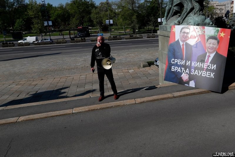 Ничего против сербов лично, у них свои интересы и они успешно их бледут. Но вот непонятна слепая вера в РФ в то, что раз серб - значит это наш. Сербы ВСЕГДА пользовались положением, и во времена СЭВ они небыли в СЭВ а ездили на заработки в Германию, и в новейшее время - например, при приезде китайских "товарищей"  окрашивают столицу в китайские флаги и пишут, что "Сербы и китайцы - братья навечно" или "Спасибо, Брат Си" (пруфы ниже). Большинство сербов сегодня за вступление в ЕС, но не в Евразийский Союз. Да и их премьер-министр Анна Брабич (погуглите) ну никак на "скрепы" не тянет.  Но вот всегда как-то успевают на двух стульях сидеть и раньше и сейчас. И когда с нами общаются, всегда в вечной любви и руским клянутся. И нам тоже говорят, что братья точно также, как и немцам и китайцам. Ну а по фоточке и коменту - так почему они в кафе Цюриха схлестнулись, если правда? А почему не Минска, Астаны или Москвы или Гонк-Гонга? Неужели Раде Станич в Цюрих поехал просто пилоту морду набить?

Ну и фоточки про "наших братьев" и их официоз на их улицах:
