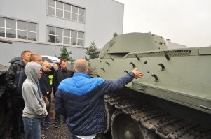 Во всеволожске есть музей «Битва за Ленинград» имени Зиновия Колобанова. На его территории выставлена техника, собранная поисковиками на ленинградской земле. Некоторые образцы поставлены на ход, как например, тяжёлый танк КВ-1. На данном фото сотрудник музея показывает место попадания немецкого кумулятивного снаряда в советский танк.