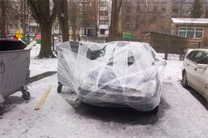 Обмотали вместе с хозяином, открывшим дверь?!