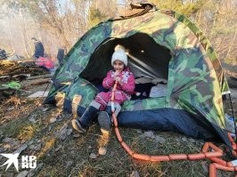 Голод в лагерях пока не наблюдается, если сосиски, которые с другими продуктами приносят в лагерь правозащатники и сердобольные граждане, валяются по земле :