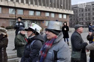 Тю, так у нас же майданов гидности не було. Мы не скакали с кастрюлями и на гидность не претендуем. 
Ваши же пенсионеры наслаждаются кавой по утрам с круассаном.Верно?