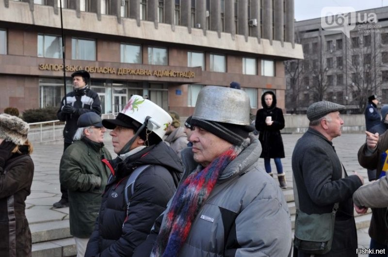 Тю, так у нас же майданов гидности не було. Мы не скакали с кастрюлями и на гидность не претендуем. 
Ваши же пенсионеры наслаждаются кавой по утрам с круассаном.Верно?