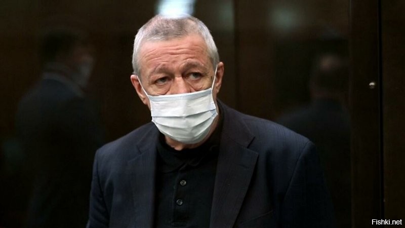 Дык это же маска антиковидная (еще один стереотип) ее не только этот Мишка обязан носить, но и этот тоже:)