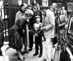 На первом фото будущий премьер министр Канады. На руках у папы... премьер министра Канады. Вот такие совпадения... А на втором фото будущий премьер министр Канады рядом с Маргарет Тетчер... Мимо шёл, конечно же.