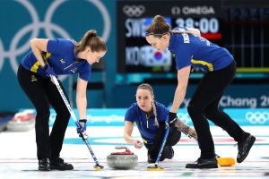 В Амурске медики прокатили пациента, превратив носилки в сани