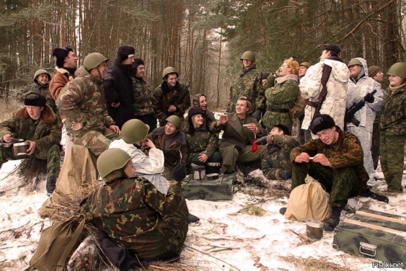 Предлагаю с военных складов передать мигрантам военную форму старых образцов! 
Ватники, валенки, шапки ушанки!
Во-первых: утром поляки массово обратятся к психологу!
Во-вторых: пеший путь до Германии будет "весёлым"!