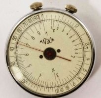 Нашел какие то странные советские карманные часы. Стрелки у них не движутся. Наверное, сломались.