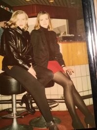 Ах, какие девушки были..... .  Общению с ними помогали ни "VK" , "IPhone" и "TikTok", а "Magna" и подмигивающий "Распутин".