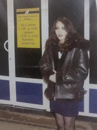 Ах, какие девушки были..... .  Общению с ними помогали ни "VK" , "IPhone" и "TikTok", а "Magna" и подмигивающий "Распутин".