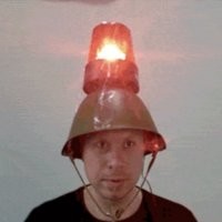 Он же мэр ! 
Ему с мигалкой можно !