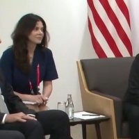 Ну на русских славянок ,слюни западные политики и прочии всегда пускали ..Вон у Энштейна русская любовница была и мастерски выведывала о его научных изысканий ,особенно касающихся ядерных исследований ..
Вот русская переводчица на встречи Путин и Трампа ..Вроде обыкновенная ,а харизма от нее прет и западные СМИ это сразу подметили  Трамп тот еще ловелас хе хе