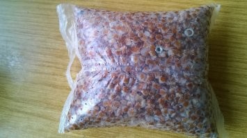 Гайка и шайба в гречке.
Извинились и подарили большую коробку со своими продуктами.