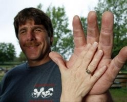 Вот чуваку не повезло. С такими лапами ни сиську ни жопку не потрогать...А потеребонькать так вообще никак