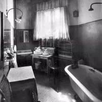 Там у князя, в углу, у окна, над клеткой, киот что-ли? В ванной комнате?