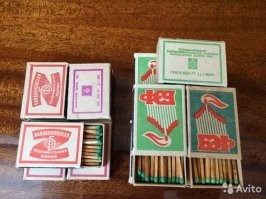 Спички в СССР выпускали разные фабрики, на Балабановской Экспериментальной Фабрике выпускались два вида коричневые и зеленые, но зеленые редко встречались в магазинах, по крайней мере в Подмосковье. Самые редкие были красные, не помню кто мне их дал, кто-то привез из ГДР, пришлось всем пацанам раздать, но оказывается в СССР выпускались и красные, только что узнал.