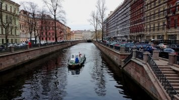 Там воробью по колено, через 50 метров лестница а вокруг кабаков море- где согреться можно. Вывод- постановка.