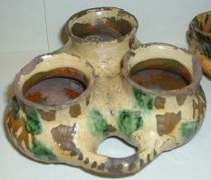 "Так выглядела головоломка, распространенная в Англии в XVII–XVIII веках. Задача игрока   выпить содержимое чаш так, чтобы напиток не пролился."
Головоломка? Что, реально были тупицы которые не могли это сделать???